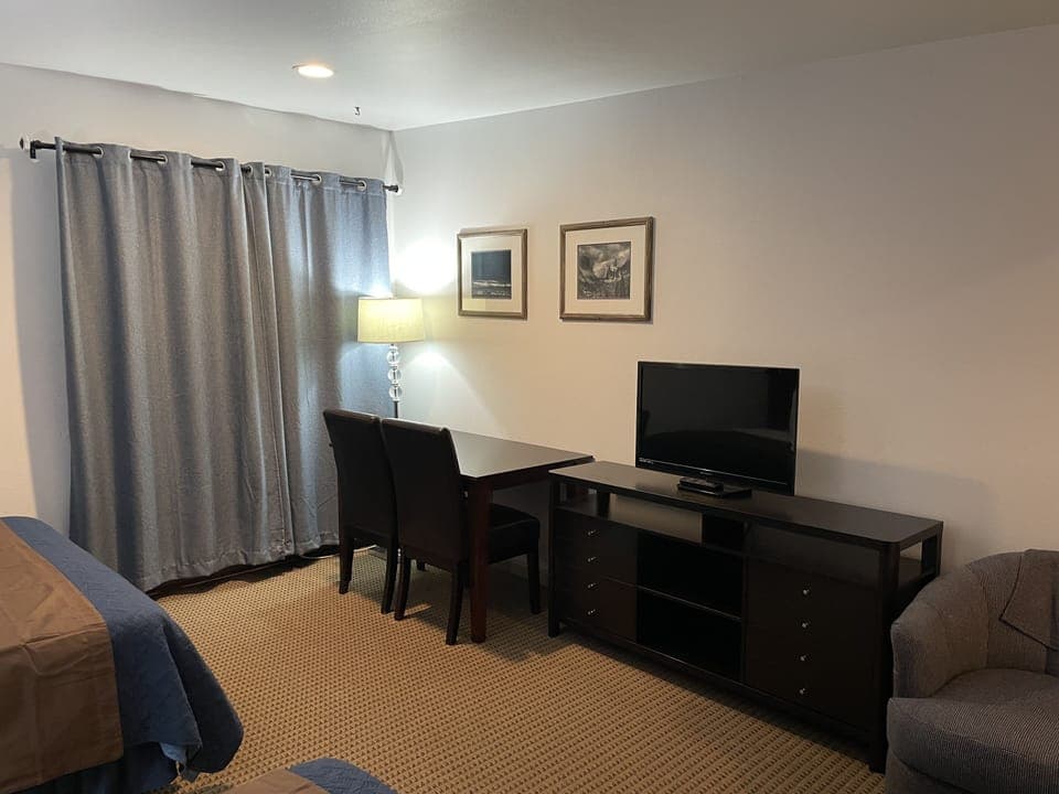 Standard Room, 1 Queen Bed | Soundproofing, rollaway beds, free WiFi, bed sheets