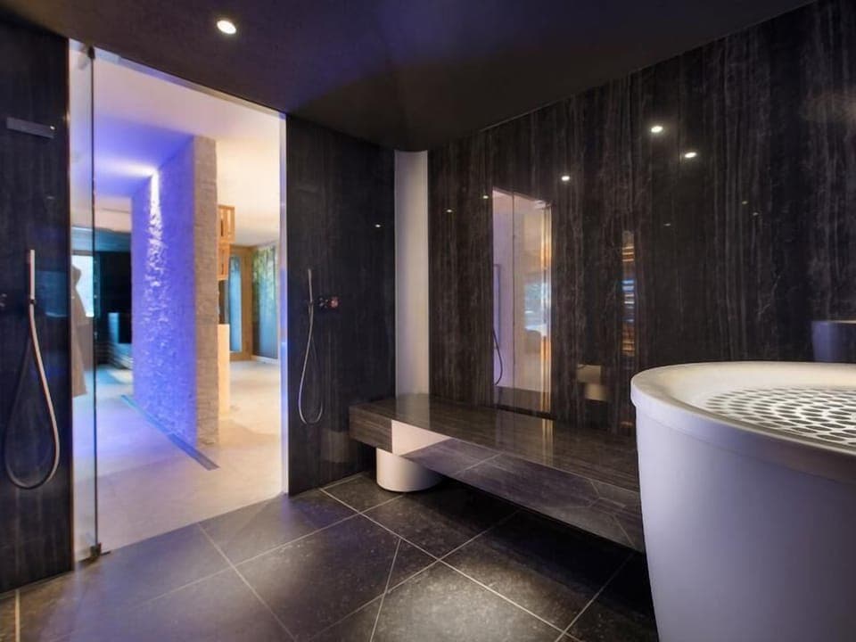 Sauna, hot tub, steam room, Turkish bath, body treatments, facials