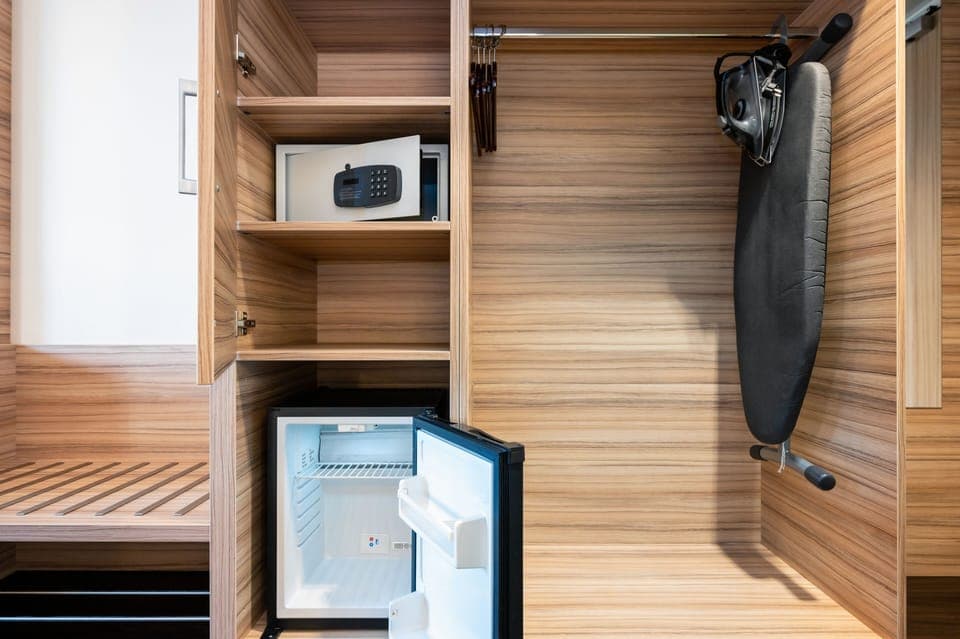 Studio | In-room safe, desk, soundproofing, iron/ironing board