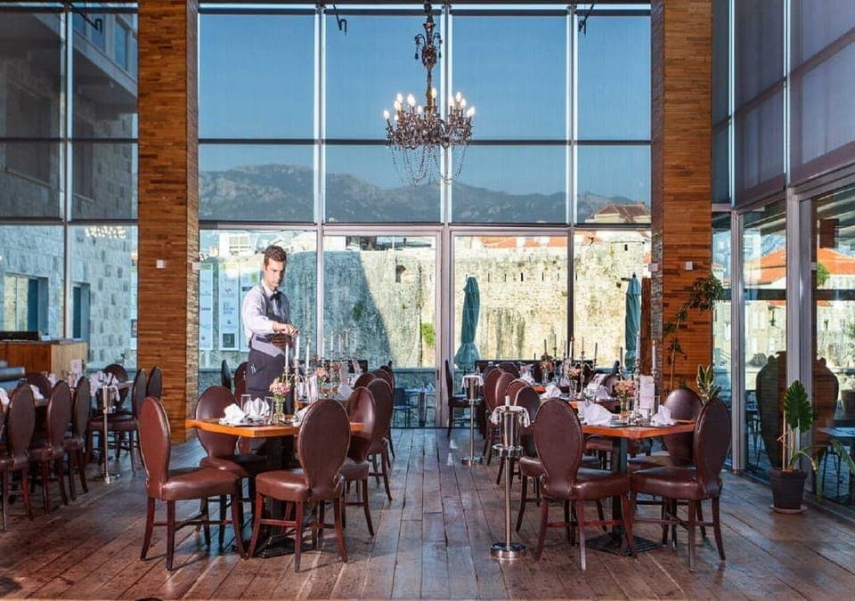 2 restaurants, breakfast served