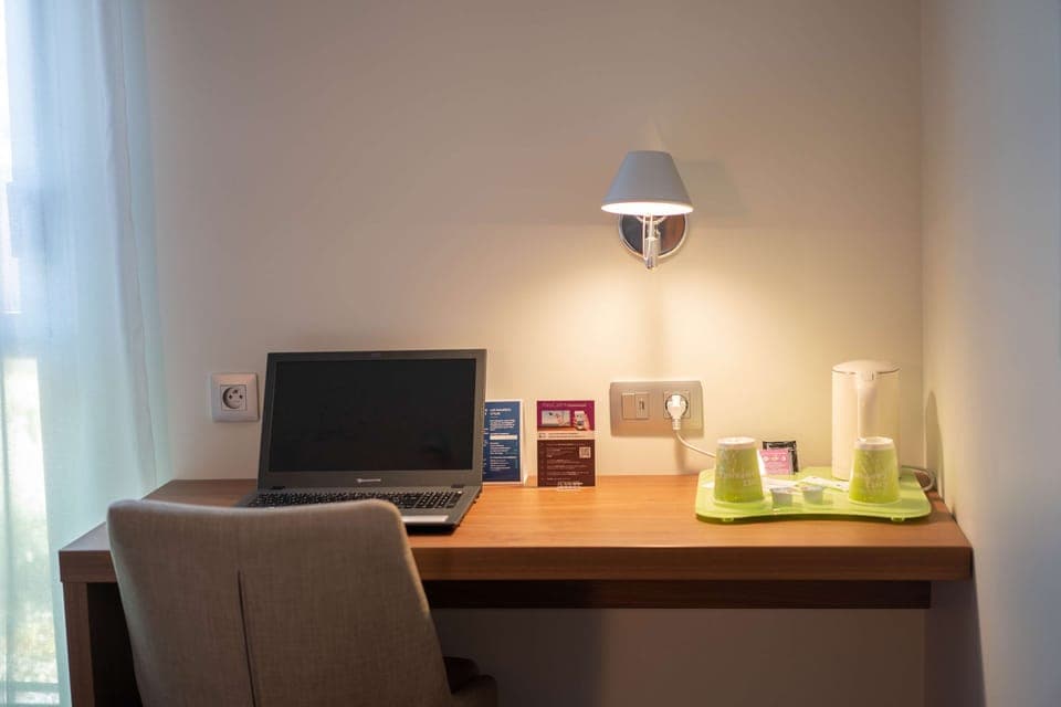 Standard Room, 1 Double Bed | Desk, soundproofing, iron/ironing board, free cribs/infant beds