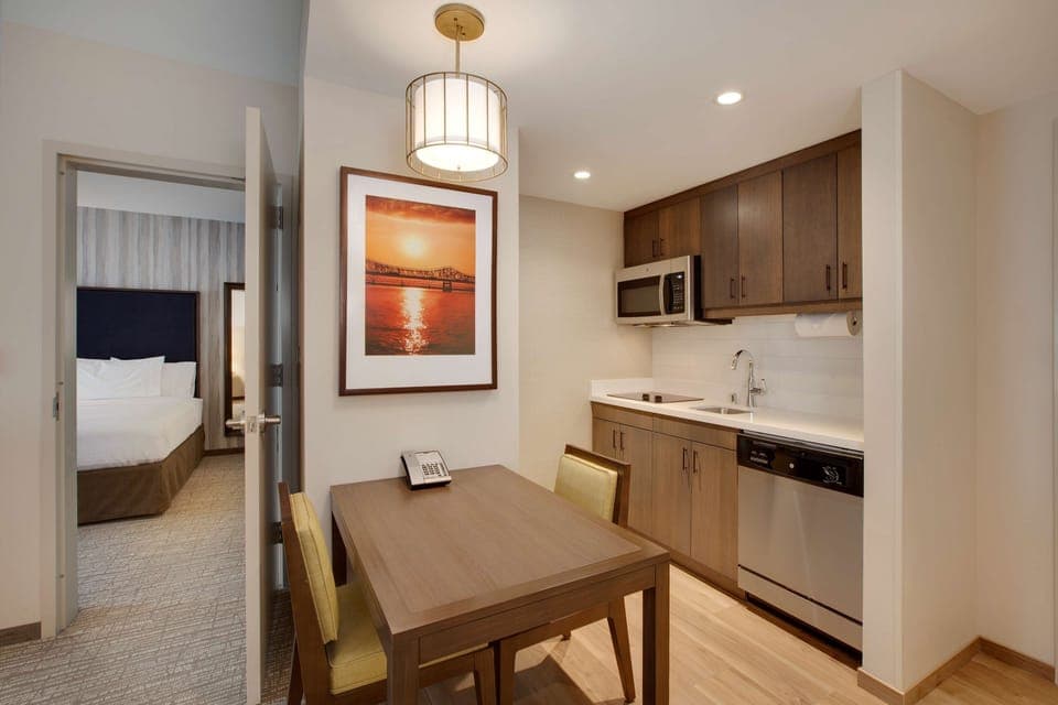 Full-size fridge, microwave, stovetop, dishwasher