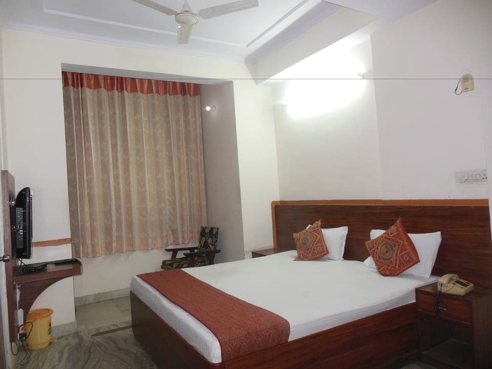 Deluxe Room | 1 bedroom, desk, rollaway beds, free wired internet