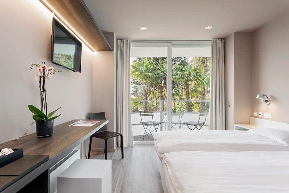 Hypo-allergenic bedding, down comforters, free WiFi