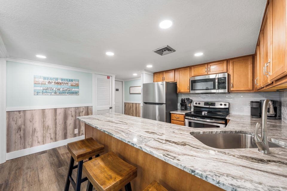 Kitchen / Breakfast Bar