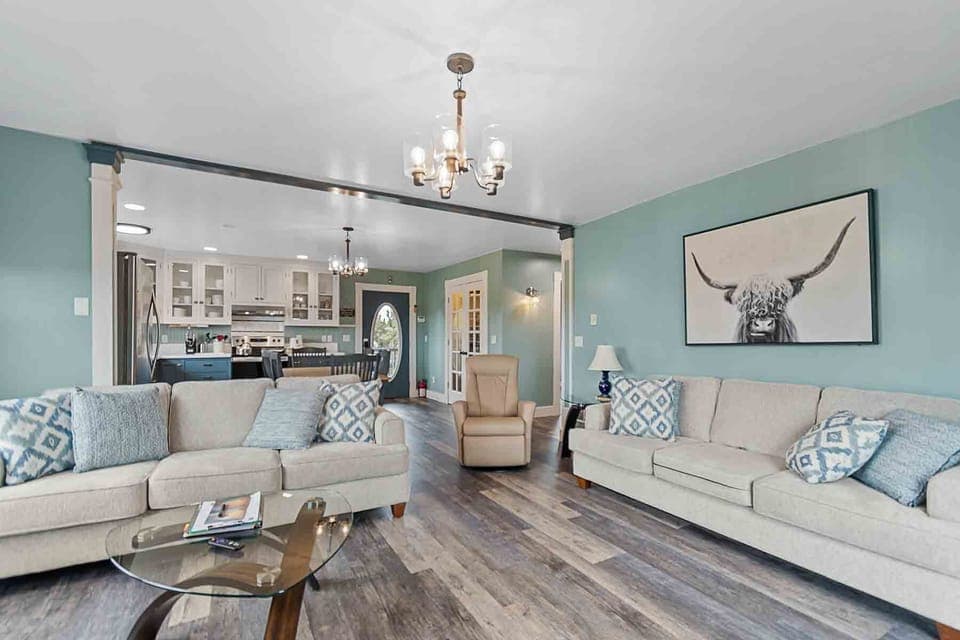 Knole Guest House - The kitchen and living room are seemless so your entire group can stay engaged in the conversation whether your making a meal in the kitchen or watch a show on the TV.