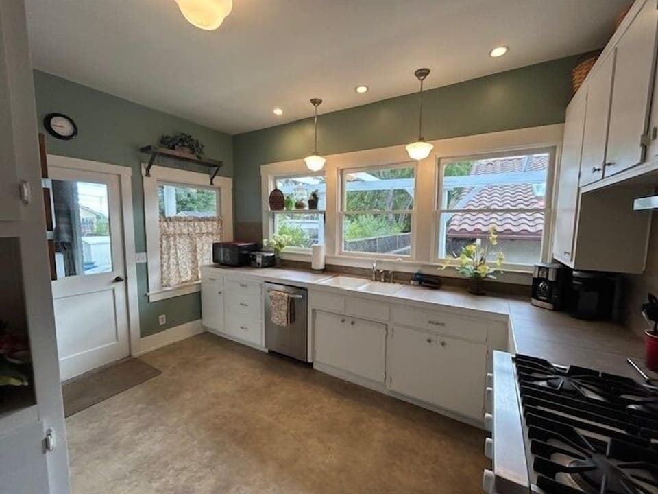 Fully Stocked Kitchen
