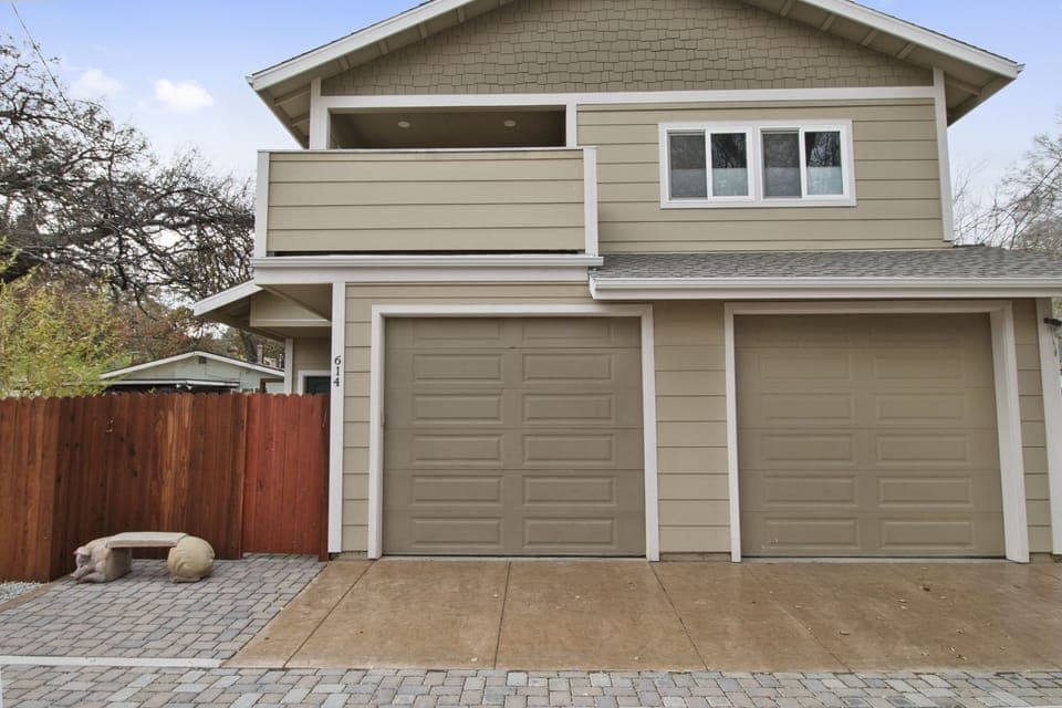 Very little traffic in the Alley, keeps it quiet for your stay.