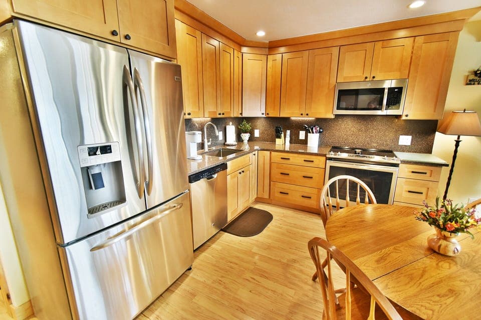 Kitchen with Slab Granite Counters and Stainless Appliances - Kitchen with Slab Granite Counters and Stainless Appliances