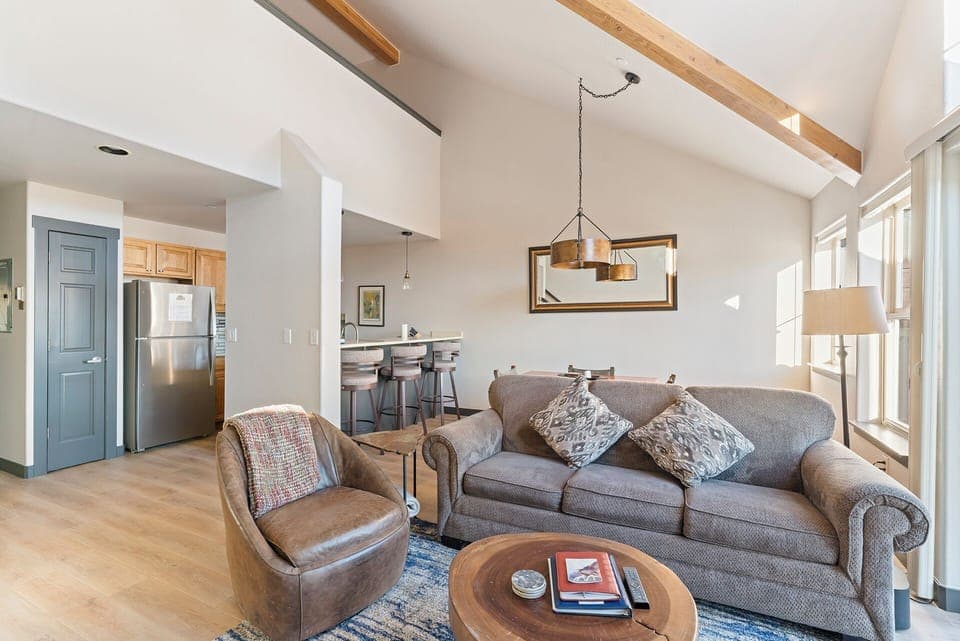 Spacious Living Area - Spacious Living Area