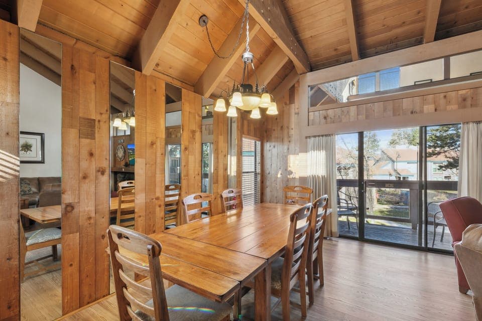 Seating for 6 at the dining room table