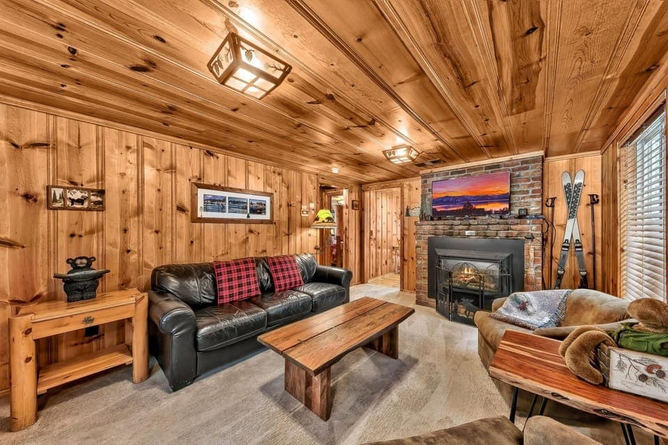 Romantic and Comfortable. Living room with HDTV, gas fireplace, plenty of seating, sofa sleeper, and mountain decor
