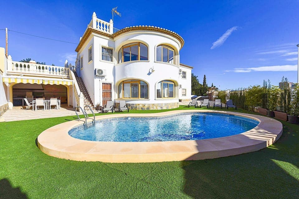 Holiday villa with private pool located in Calpe (Costa Blanca) for 12 people, with six bedrooms and four bathrooms distributed on two independent floors connected by external stairs.INTERIOR: GROUND FLOOR consists of a spacious living room, kitchen with gas hob, a bedroom with double bed, a bedroom with two single beds, a separate bathroom with bathtub and a separate bathroom with shower. The UPPER FLOOR is equipped with a fully equipped kitchen with dishwasher and gas hob, living room, four bedrooms, one with a double bed and the other three with two single beds, and two independent bathrooms with bathtub. The villa has air conditioning in all rooms.EXTERIOR: The villa has a pool with dimensions 8x4, metal stairs and outdoor shower. The pool is surrounded by artificial grass.LOCATION: Located in front of the “Salinas” of Calpe, a privileged area due to its proximity to the various services since a short distance will allow them to access the center of Calpe (2 km), the sandy beach (1 km) and the supermarket (0.5 km).OBERVATIONS: Free WiFi. Pets are allowed up to 12 kg with supplement.