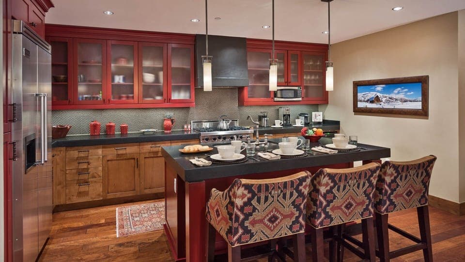 Kitchen, Main Level - Granite countertops and island seating