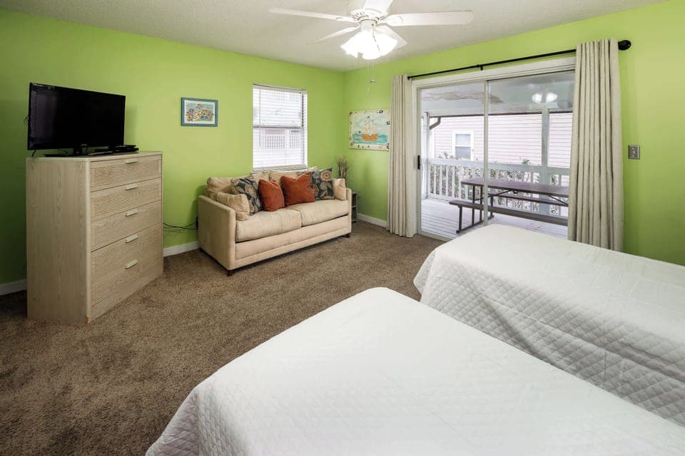Second bedroom with TV