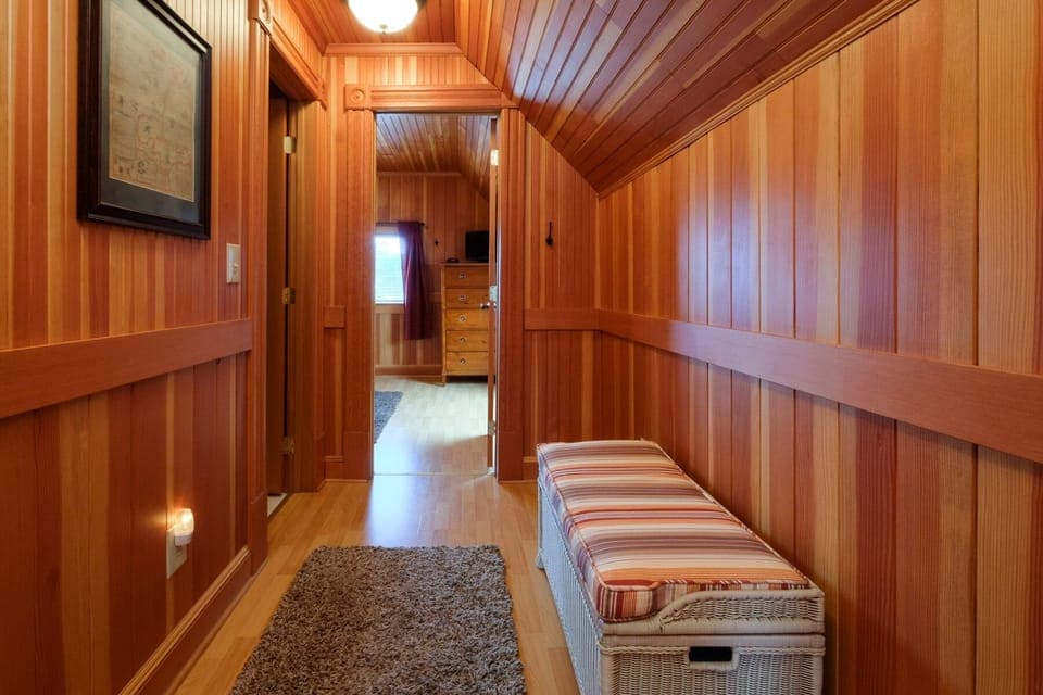 Upper level hallway - Upstairs hall opens to bathroom and 2 queen bedrooms at either end of the hallway.