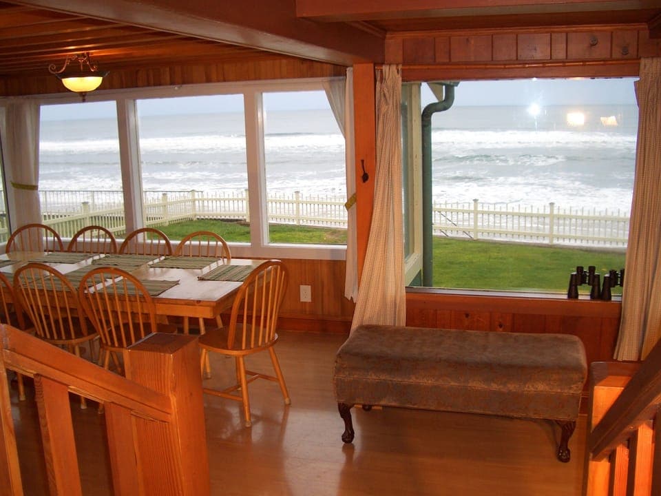 oceanfront dining - Beachfront views