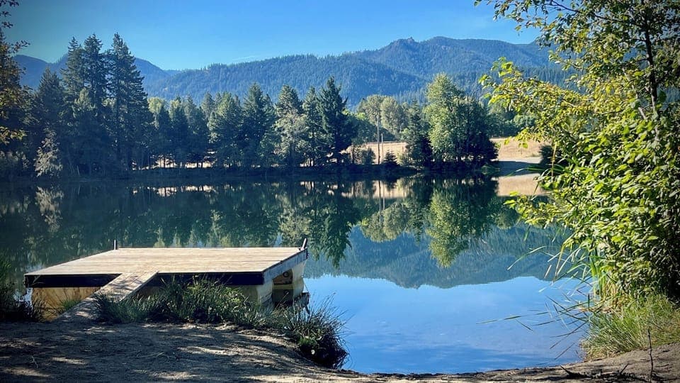 River Rocks Lodge: - Lavendor Lake, just a short 5 min walk from the lodge.