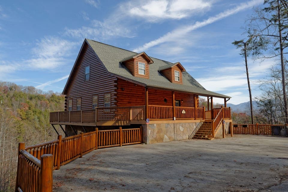 Luxury Gatlinburg cabin with a view - Red Neck Ritz 7 Bedroom with Amazing Views!