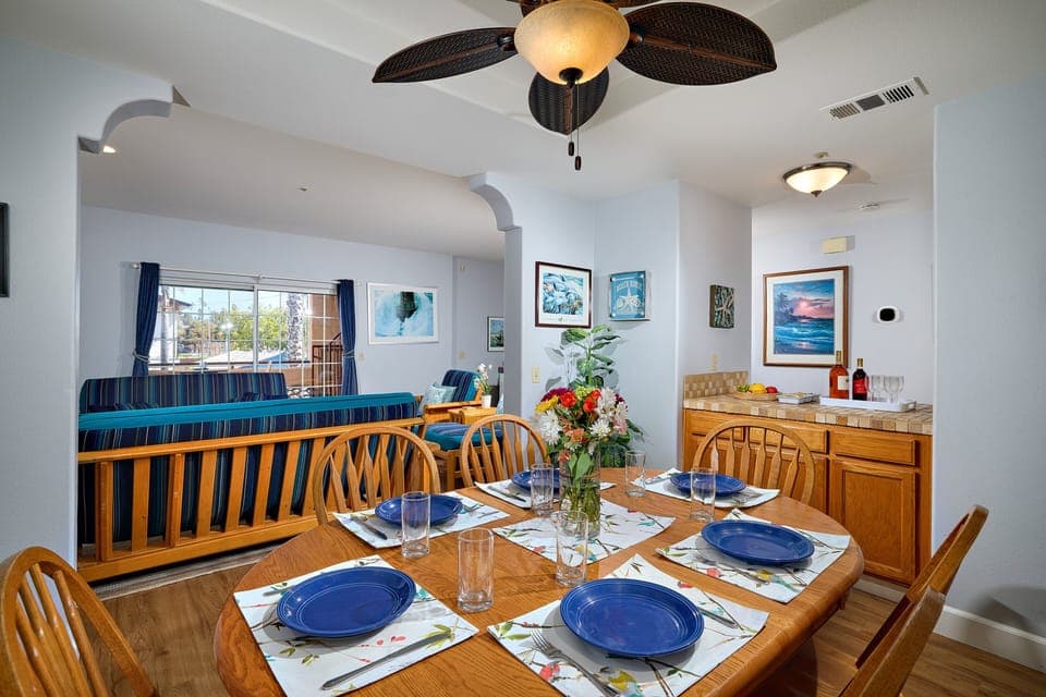 dining area, living room