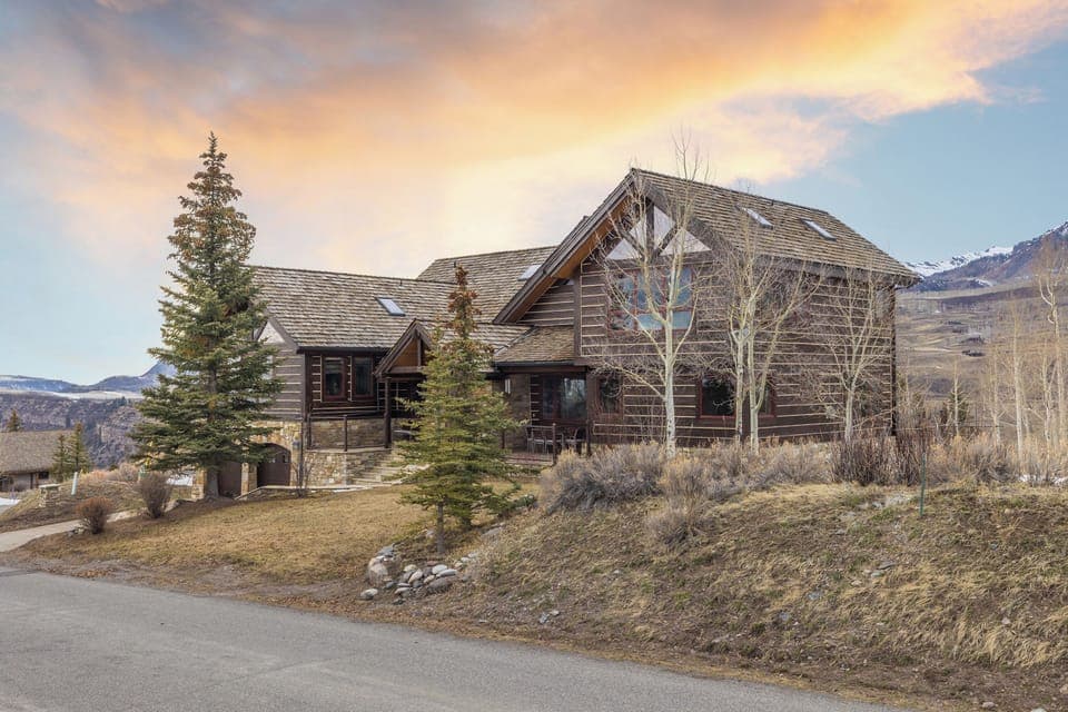1.01-front-exteriors-lodge-on-the-point- (4)