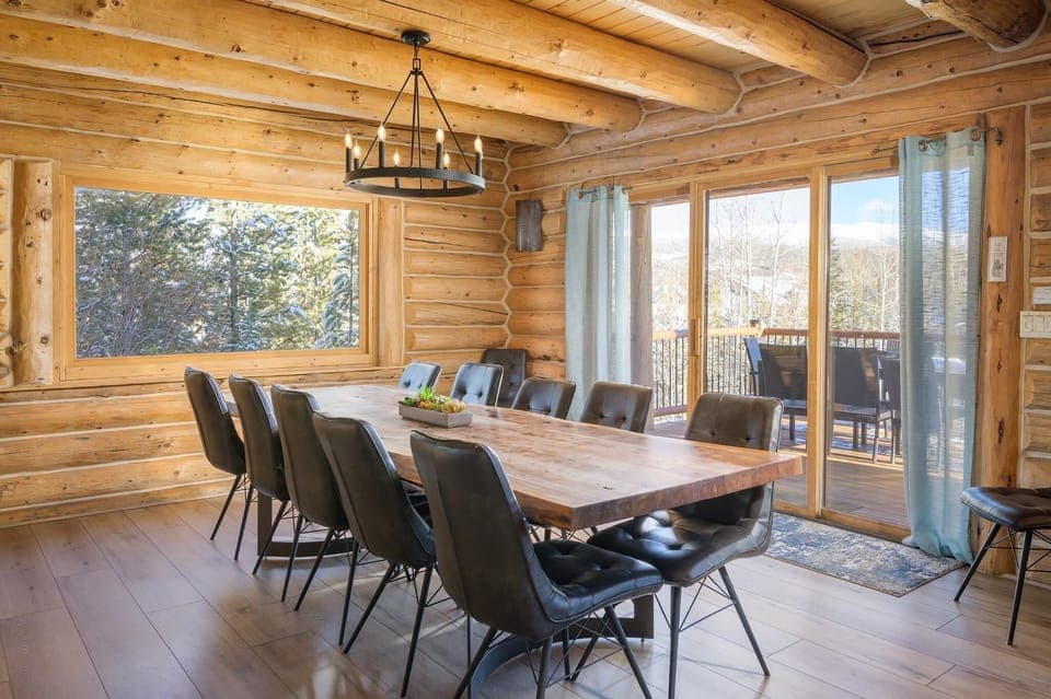 Seating for 12 at the dining room table