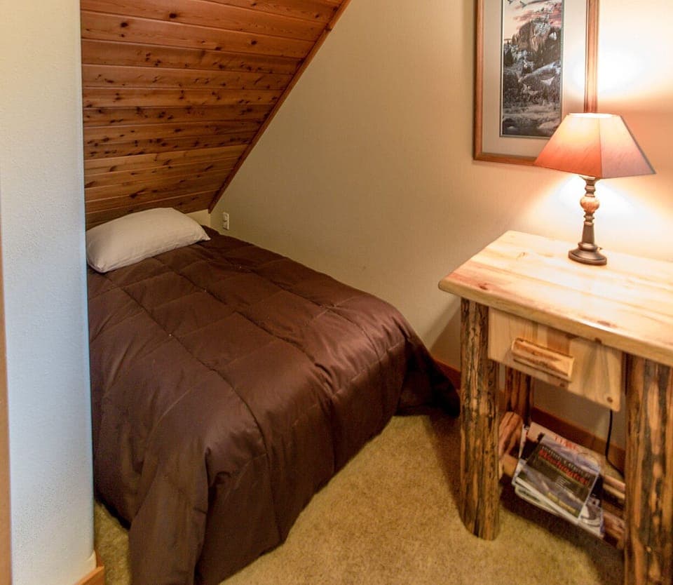 Ridge Crest Chalet - Extra Twin Bed in the Master Bedroom