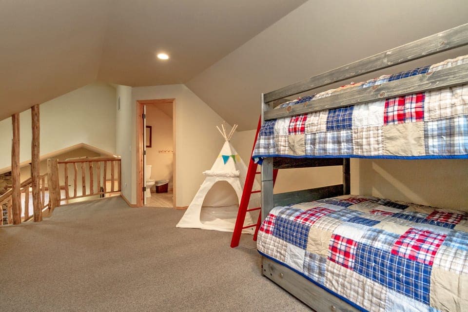 Owen's Outpost - Loft with a Full over Full Bunk, and a pull out Twin Trundle. Private 1/2 Bath