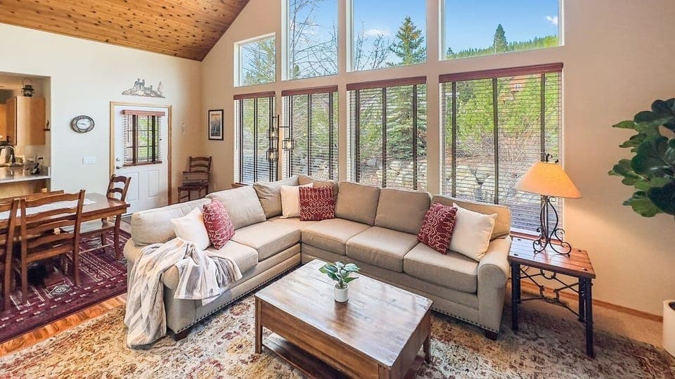 Living Room w/ Wall-to-wall windows frame