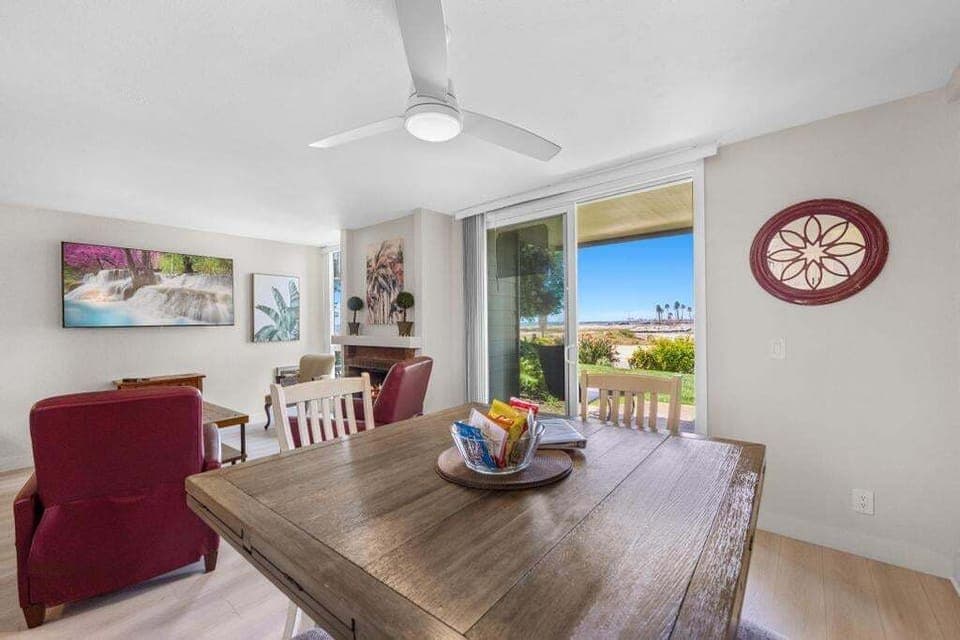 Plenty of seating for all guest, with ocean views