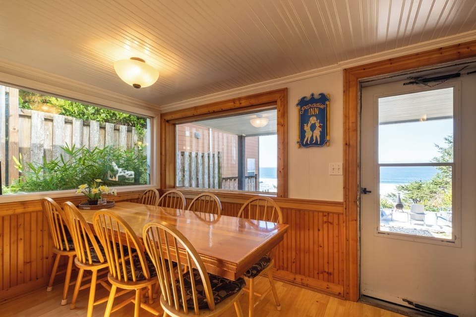 Dining area - Seating for 8 and oceanviews.