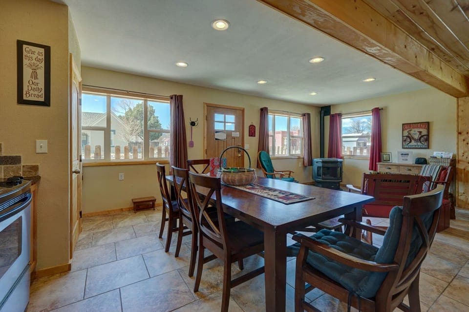 •Dining Area
•Seating for 6/7