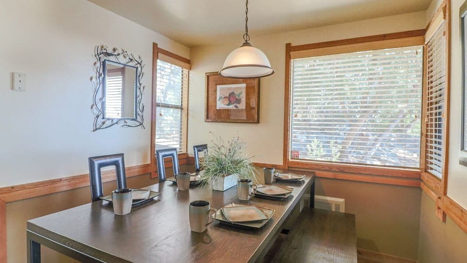 Dining room with seating for 6. - Dining room with seating for 6.