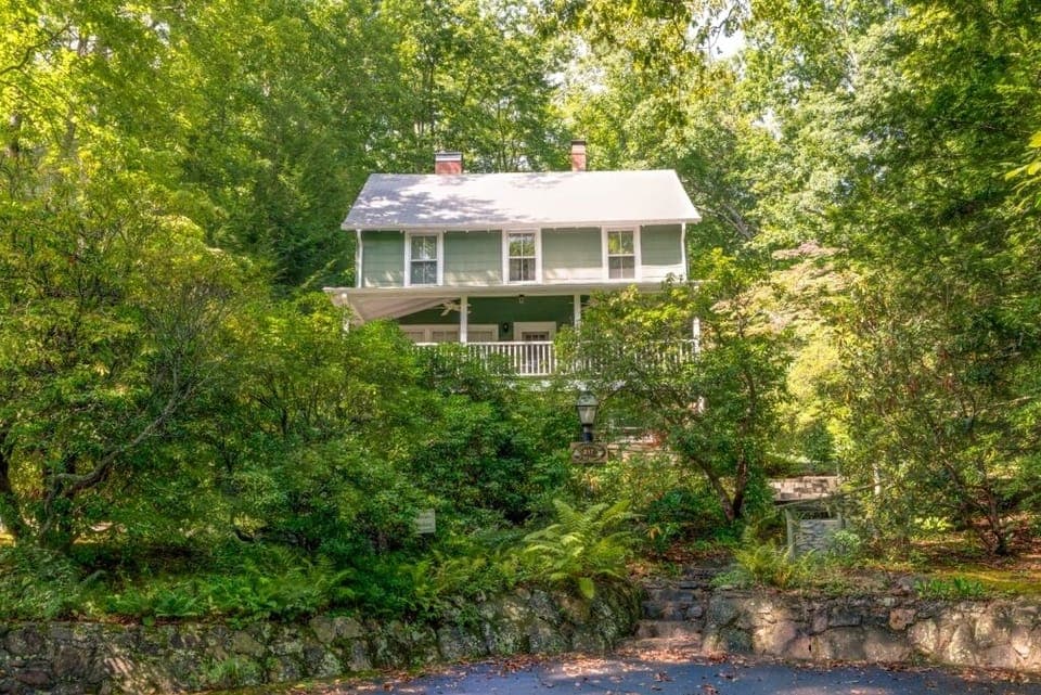 Welcome to Fernledge—nestled in the serene community of Montreat, offering a perfect blend of comfort and natural beauty.