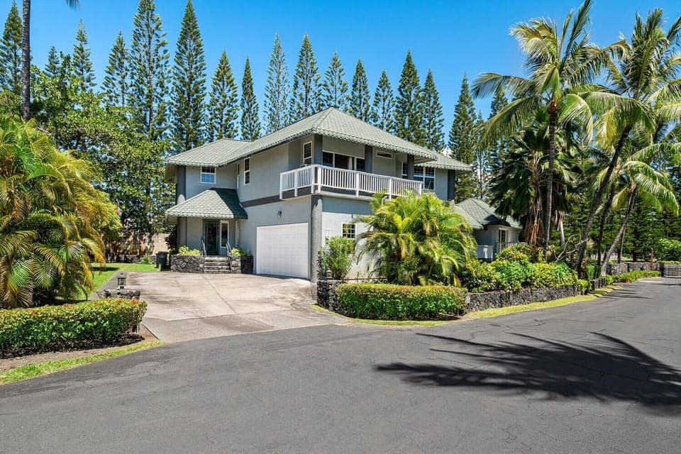 Spectacular 2600 square foot private home located in Kona, Hawaii