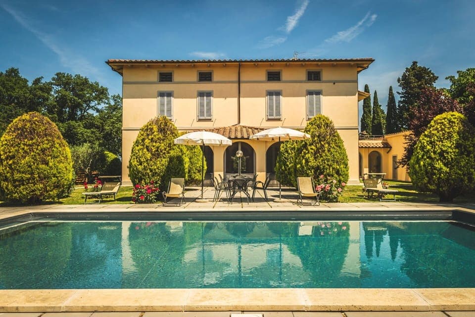 Water, Sky, Plant, Cloud, Property, Tree, Swimming Pool, Residential Area, Window, Grass
