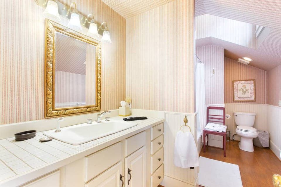 Honeymoon Room, 1 Queen Bed, Ensuite, Mountain View | Bathroom | Designer toiletries, hair dryer, bathrobes, towels