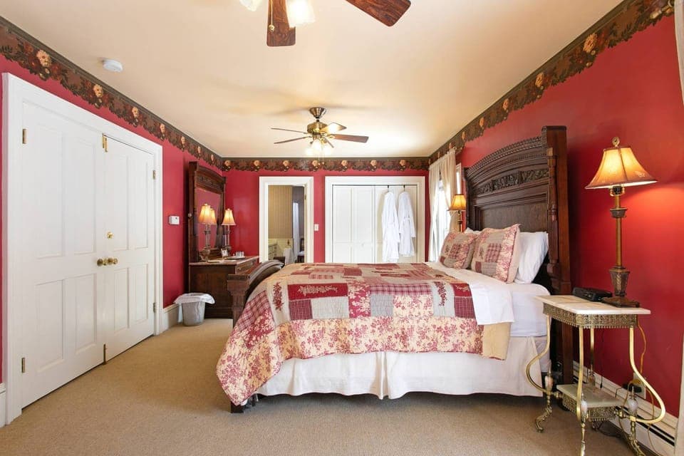 Honeymoon Room, 1 Queen Bed, Ensuite, Mountain View | Premium bedding, pillowtop beds, individually decorated