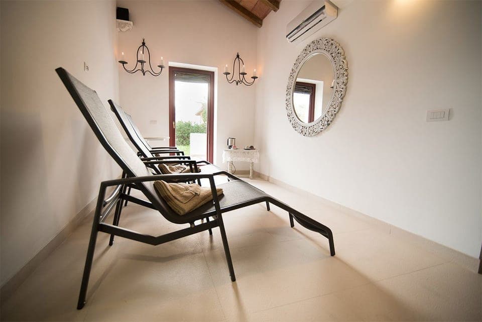 1 treatment room, massages