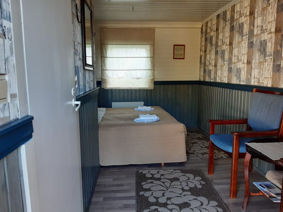 Twin Room, Ensuite, Annex Building | Desk, free WiFi, bed sheets