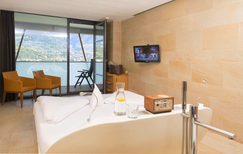 Romantic Double Room (Meranblick) | Hypo-allergenic bedding, minibar, in-room safe, desk