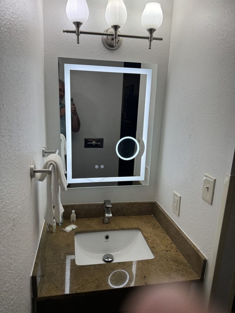 Combined shower/tub, hair dryer, towels