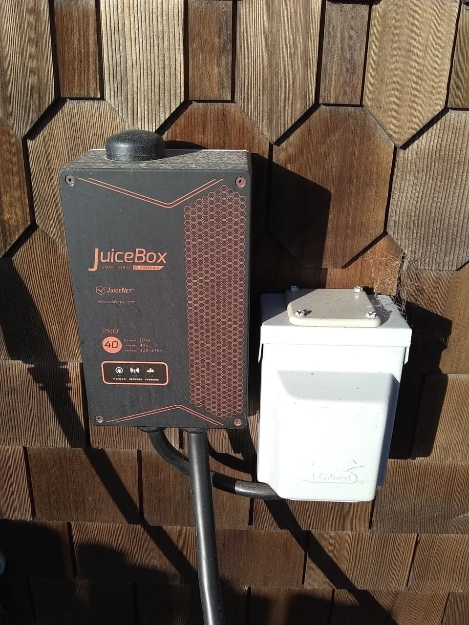 Electric vehicle charging station