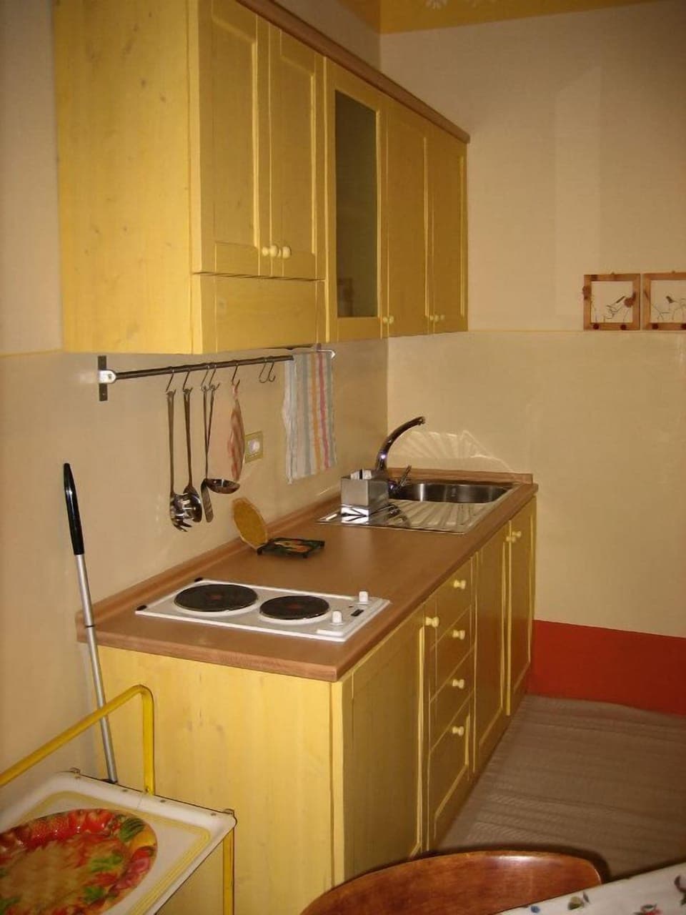 Family Room, Kitchen | Private kitchenette | Electric kettle