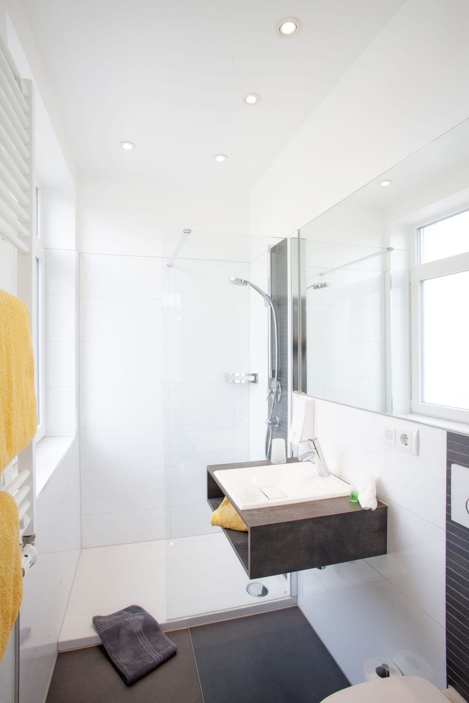 Standard Single Room | Bathroom | Shower, free toiletries, hair dryer, towels