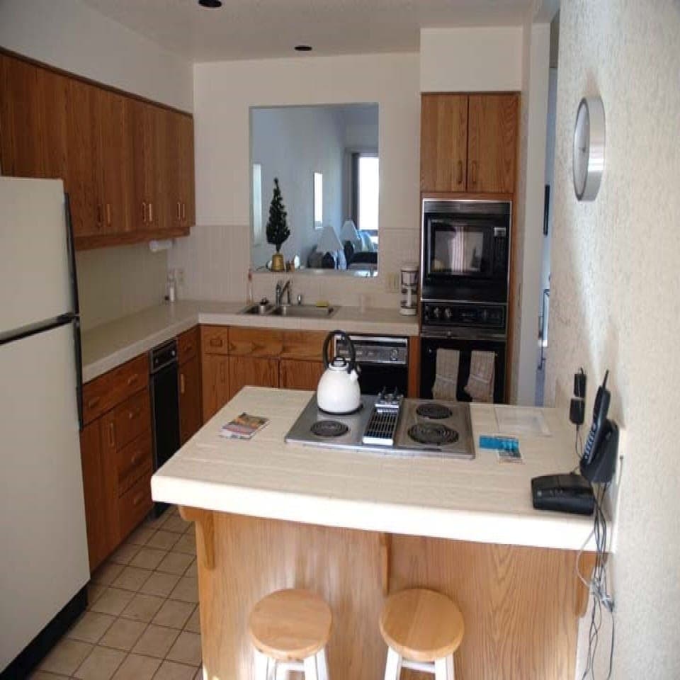 kitchen (narrow view)