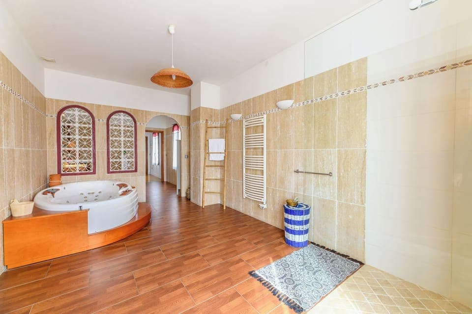 Superior Suite (Victoria) | Bathroom | Free toiletries, hair dryer, shampoo, toilet paper