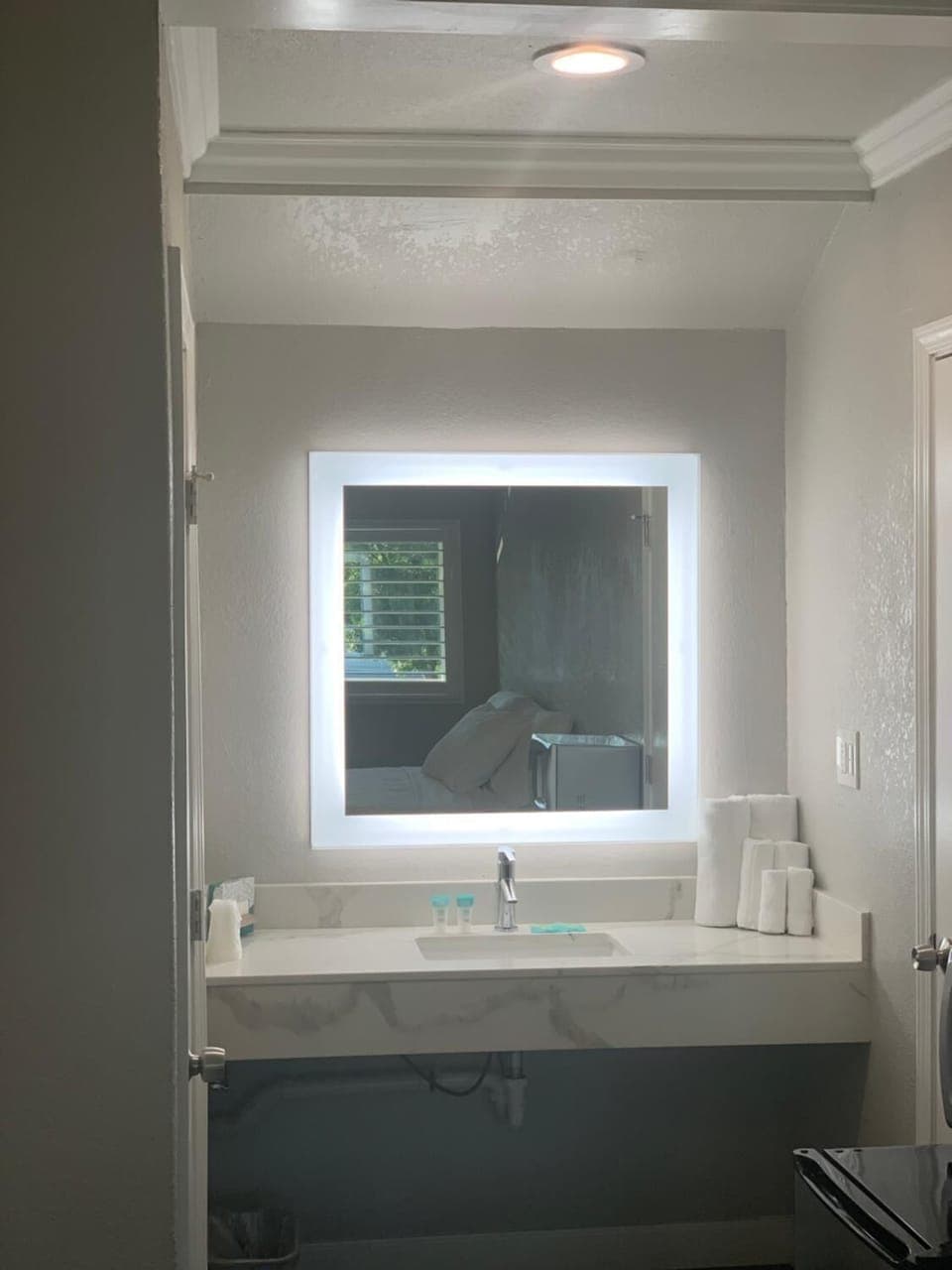 Shower, free toiletries, towels