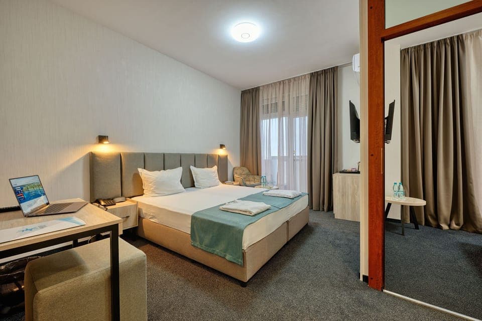 Deluxe Double or Twin Room | Free WiFi, bed sheets