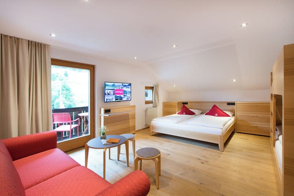 Family Room (FAM 1) | In-room safe, desk, soundproofing, free cribs/infant beds